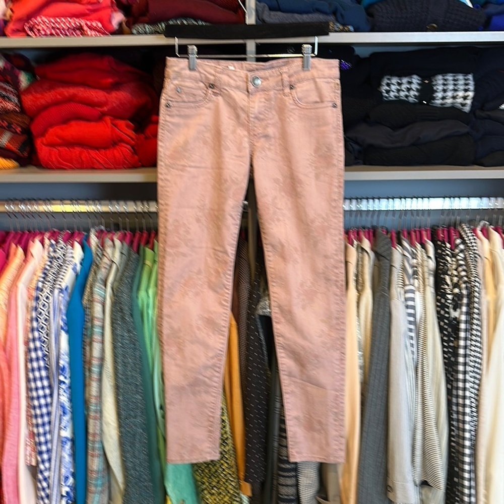 Kut from the Kloth pink with embossed flowers Dianna skinny jeans size 2